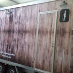 luxe toiletwagen met afwerking in houtlook panelen