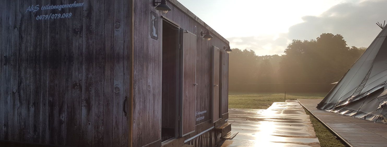 woodhut toiletwagen op een outdoor evenement