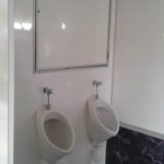 twee toiletten voor heren in de mobiele wc-kar
