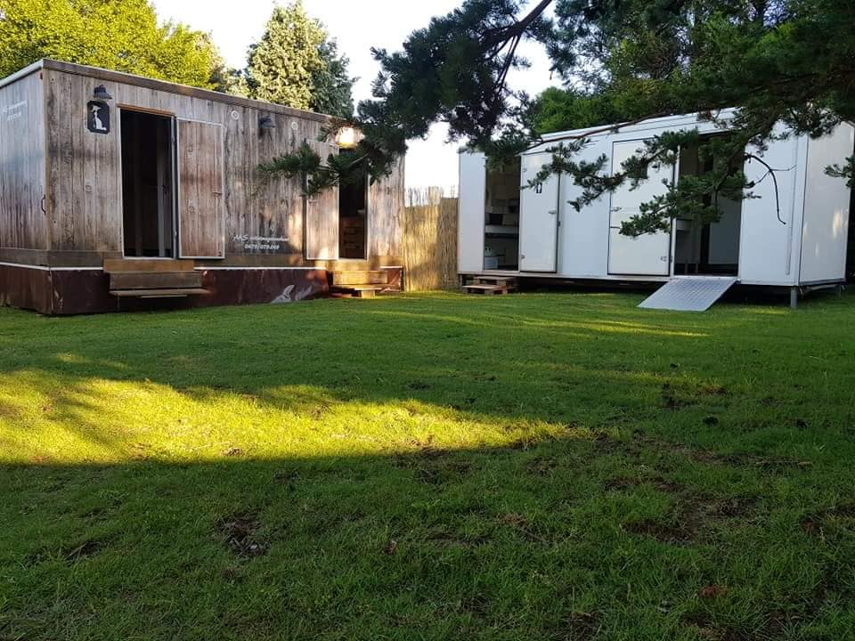 mobiele toiletten voor tuinfeest op het gras